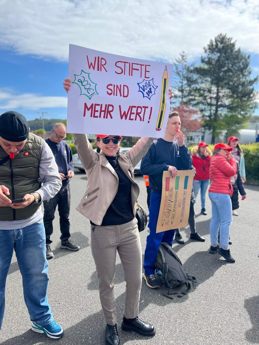 On 26 April, 250 workers from STAEDTLER's Nuremberg, Neumarkt, & Sugenheim factories protested for an 8% wage hike, better benefits, & inflation compensation. Read more ⬇️ bwint.org/cms/ig-metall-…?