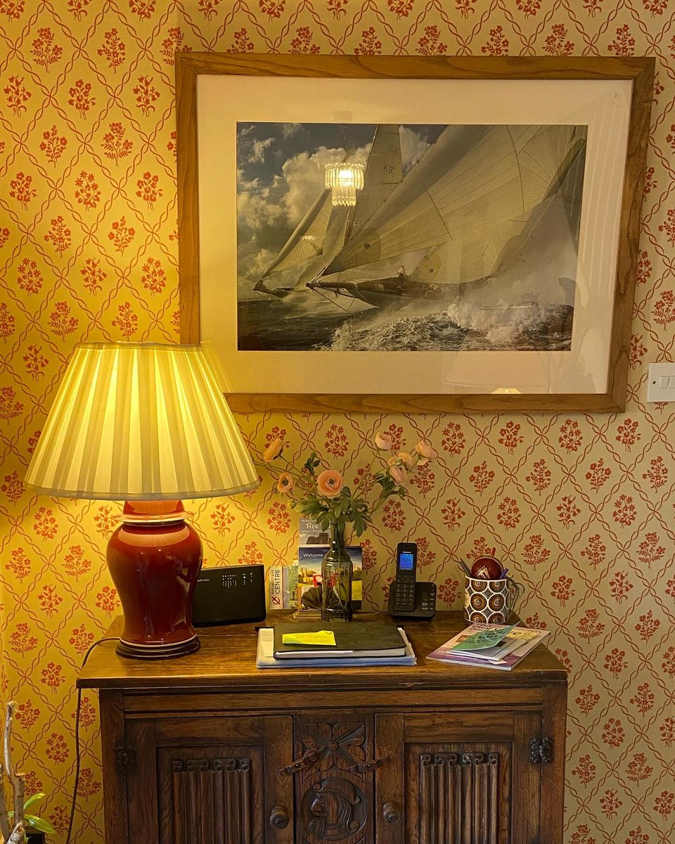 BANK HOLIDAY AVAILABILITY!
15% Discount!
Whitefriars is an impressive five bedroom family home sitting right in the very heart of the medieval citadel of Rye, East Sussex.
ryeandbeyondcottages.co.uk/properties/whi…
#holidayhome #ryeeastsussex