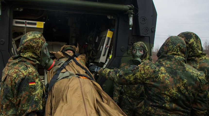 Bei der #eFP-Battlegroup in Litauen zeigten ABC-Abwehr- und Sanitätskräfte der #BundeswehrimEinsatz ihre Fähigkeiten im Umgang mit dekontaminierten Verwundeten. Dabei ist mehrsprachige Kommunikation essenziell, um auch #NATO-Partner zu versorgen. Mehr: bundeswehr.de/de/einsaetze-b…