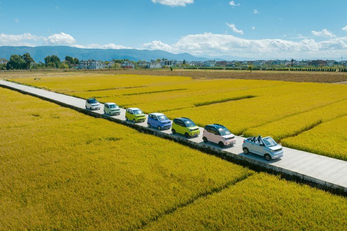 China kicks off its 2024 New Energy Vehicle Rural Campaign! 99 countryside-ready electric cars showcased, test drives, charging, insurance, financing all in! Trade-ins make it pocket-friendly. Another 4M+ #NEVs sold since 2020, powering up the green auto market!