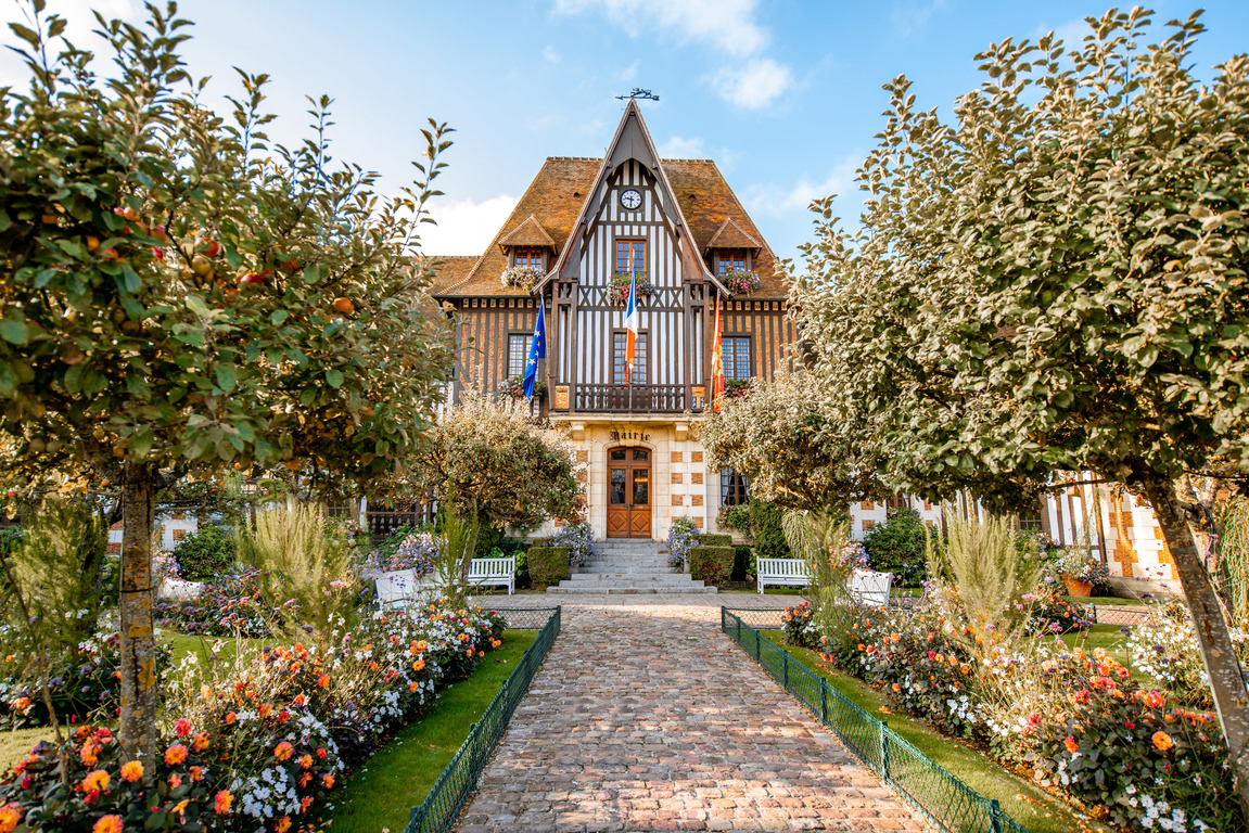 Bathed in the soft morning light, the Town Hall building in Deauville, exudes timeless elegance and charm.🍃

As the day begins, take a moment to admire its architectural beauty and soak in the tranquil atmosphere of this picturesque Normandy's town! 🌼

📸 rh2010

#ExploreFrance