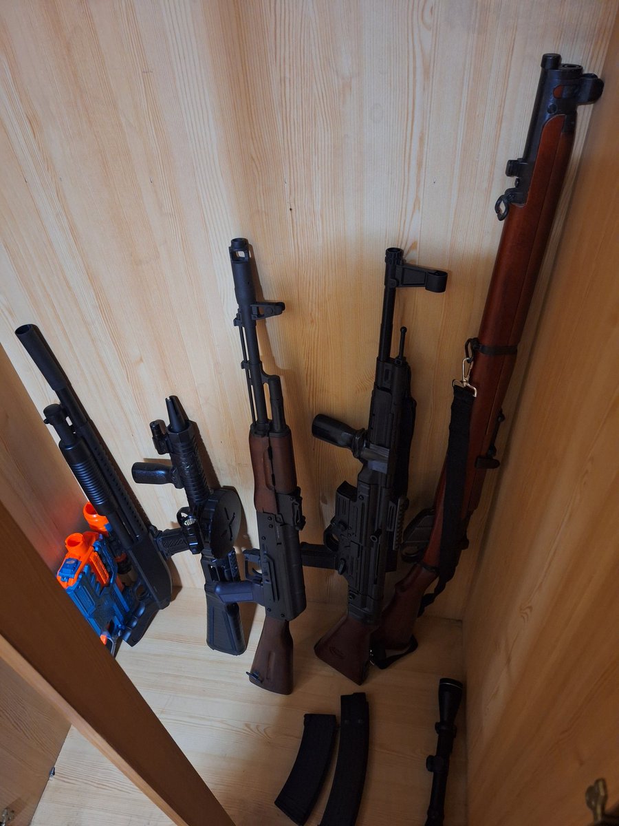 右から
リーエンフィールド
MP44
AKM74
ザクマシンガン
エアコキショットガン
#サバゲー
#エアガン