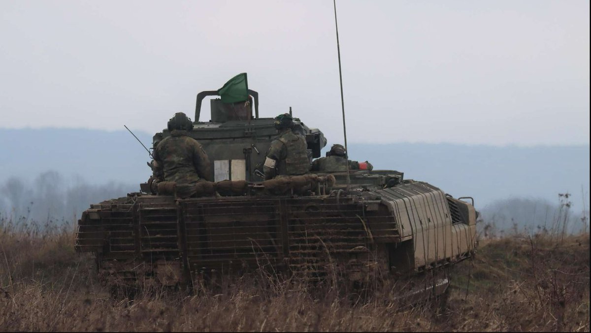 Auf dem Truppenübungsplatz der #eVA-Battlegroup in der Slowakei trainierten Panzergrenadiere der #BundeswehrimEinsatz das Zusammenwirken mit ihren Schützenpanzern Puma im scharfen Schuss. Die Mission dient dem Schutz der #NATO-Ostflanke. Mehr dazu: bundeswehr.de/de/einsaetze-b…