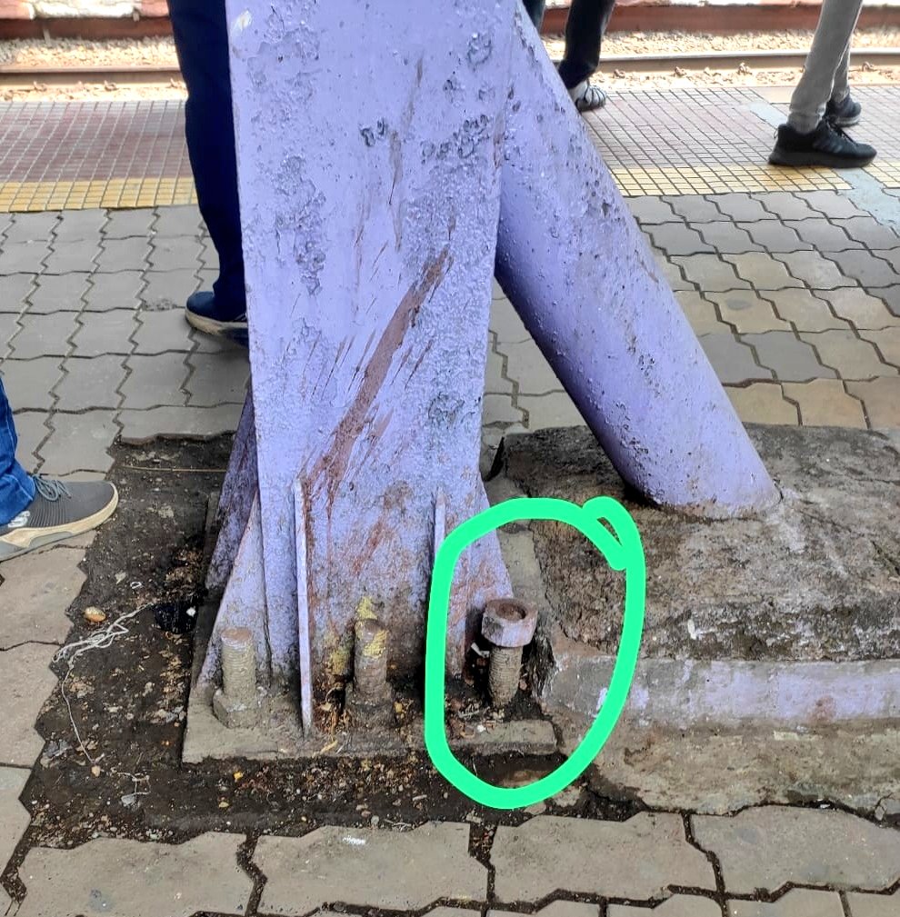 @Central_Railway @drmmumbaicr @RailMinIndia please find the attached image and inform the relevant personnel to check the nut bolt on Dombivli station platform number 5 middle bridge. It appears that something is not right. @AmhiDombivlikar