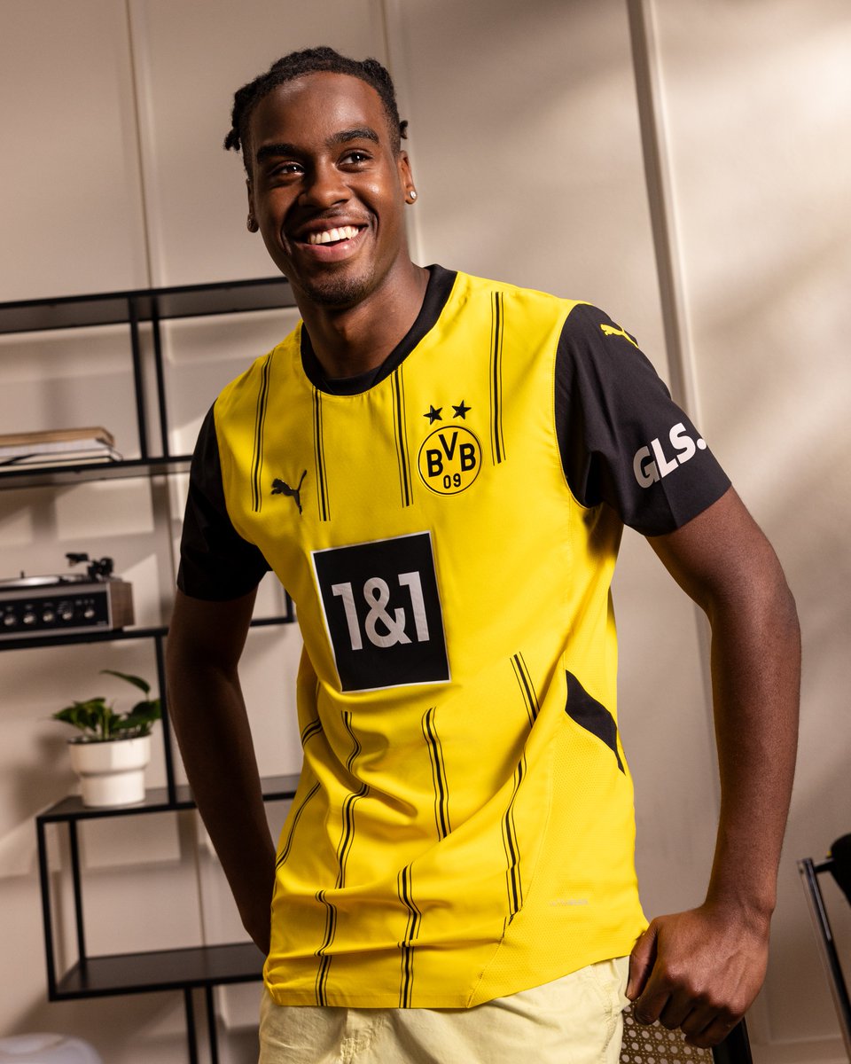 👕 @BVB release their new home kit 🐝