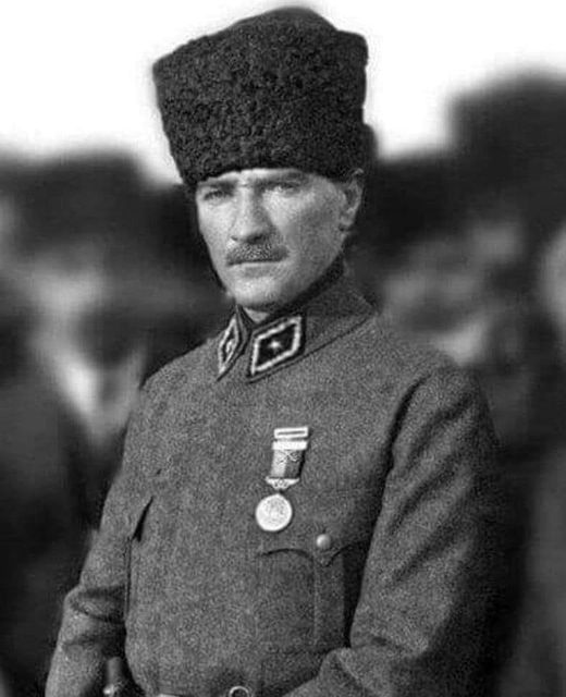 ASKERİN DERS KİTABI TÜRKLÜĞÜNÜ UNUTANLARA... 1934'de erata dağıtılmak üzere GAZİ MUSTAFA KEMAL ATATÜRK'ün hazırlattığı 'ASKERİN DERS KİTABI'ndaki Milli Kimlik Bildirimi. *** SEN TÜRKSÜN! . . Yeryüzünün en Ulu Milletindensin; Sana anlatacağımız (tarih) denilen yazılar ortada