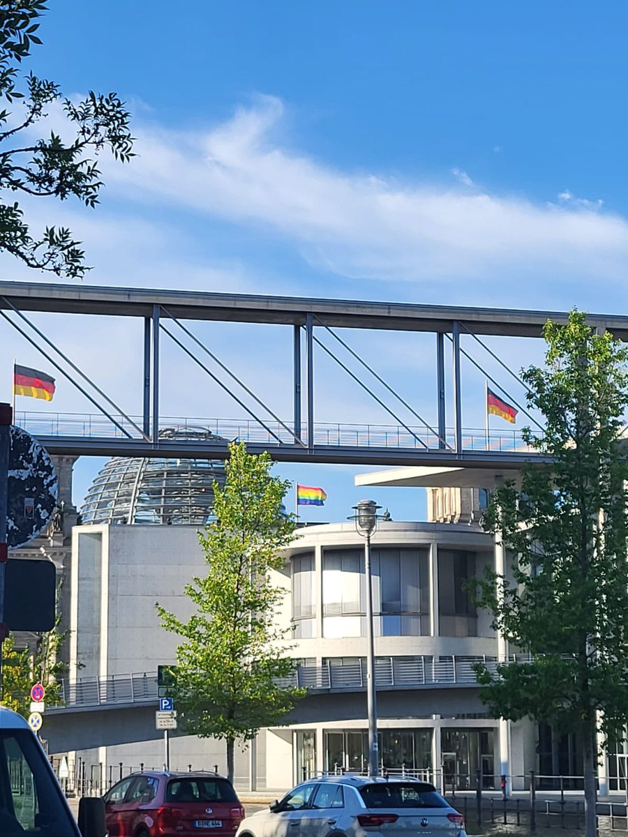 Während es zum 75. Jahrestag der #NATO nicht möglich war, die #Flagge unseres Sicherheitsbündnisses zu hissen, lässt @baerbelbas heute die #Regenbogenflagge 🏳️‍🌈 über dem #Reichstag wehen. 
Prioritäten, so wichtig. 
#Zeitenwende #weareNATO