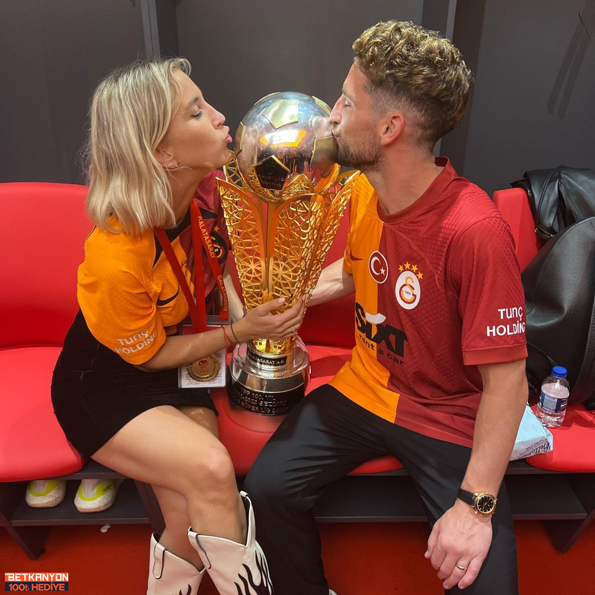 Kat Kerkhofs, İstanbul'da yaşamaktan dolayı çok mutlu olduğunu belirterek eşi Dries Mertens'in Galatasaray'da kariyerine devam etmesi için ısrarcı oldu ve sözleşme yenileme sürecinde büyük rol oynadı. (Sabah)