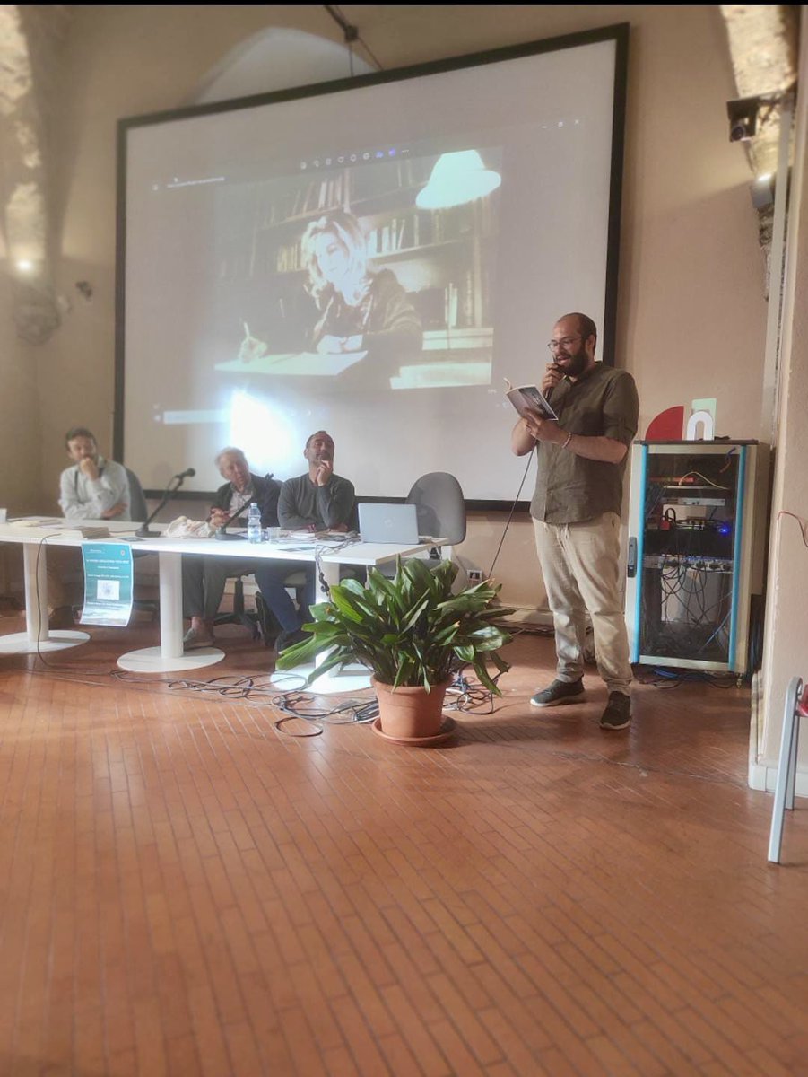 Uno smagliante <a href="/giorgio_ghiotti/">giorgio ghiotti</a> ha ritirato ieri il prestigioso Premio Luciana Notari alla poesia per il suo Ipotesi del vero.

Noi oggi brilliamo di felicità: congratulazioni Giorgio, te lo meriti tantissimo, e che sia solo il primo di una lunga serie di riconoscimenti.