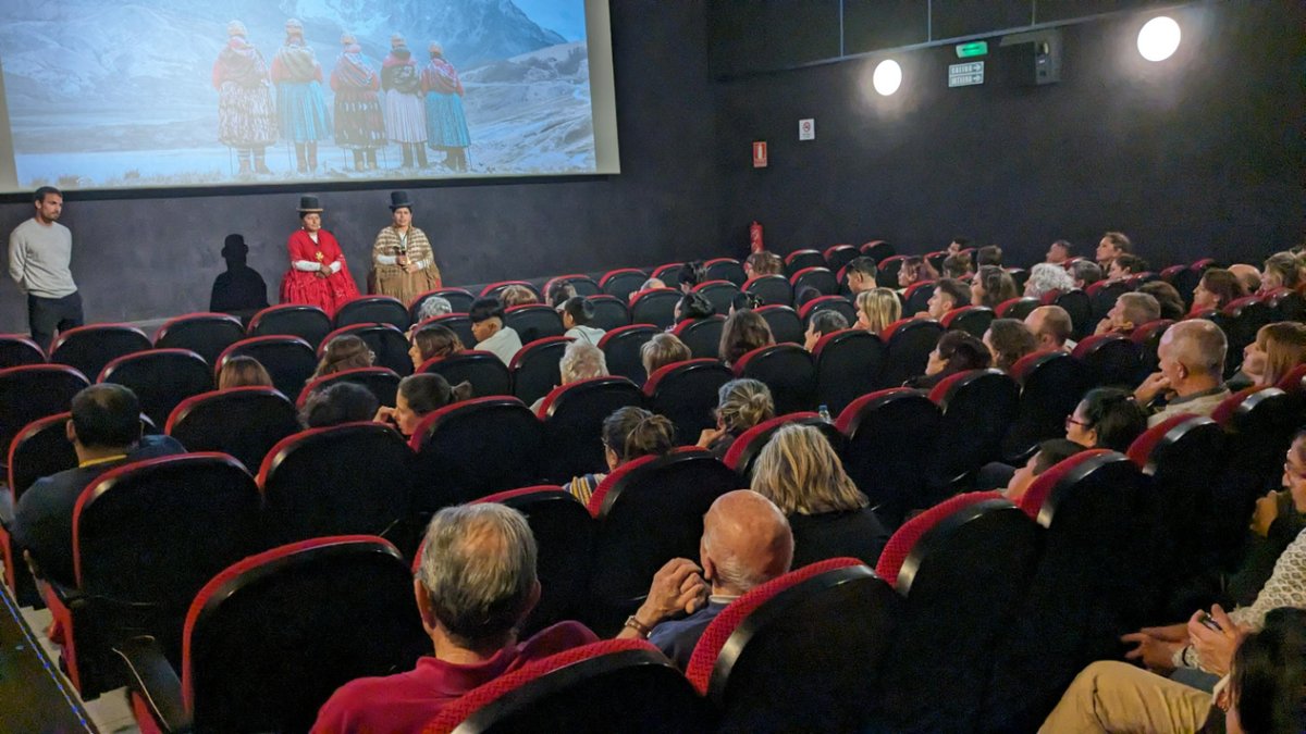 <a href="/GolemPamplona/">Cines Golem Pamplona</a> Elena y Cecilia,  cholitas escaladoras que están presentando el documental pudieron participar en el coloquio al terminar cada una de las proyecciones junto al director #PabloIraburu y al cámara #IñigoAntón de <a href="/arena_ca/">Arena Comunicación</a>

cc <a href="/ALBOANongd/">Alboan</a>