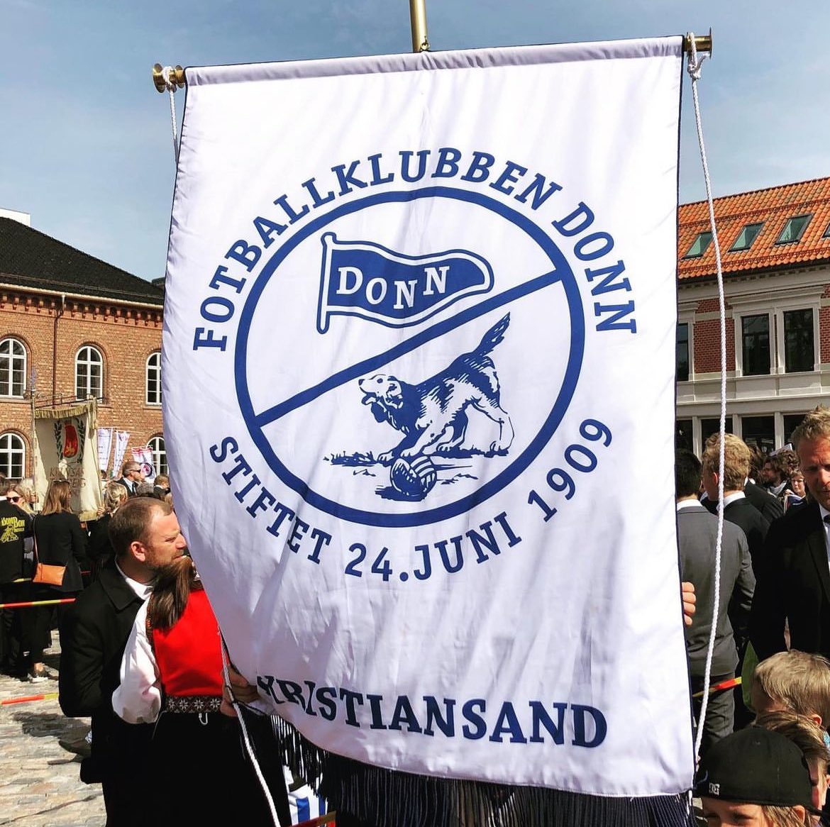 Gratulerer så mye med dagen!🇳🇴 Vi ønsker alle en fin feiring. Husk det er alle sin dag - liten og stor. Ta vare på deg selv og hverandre. Vi ses i toget💙🤍