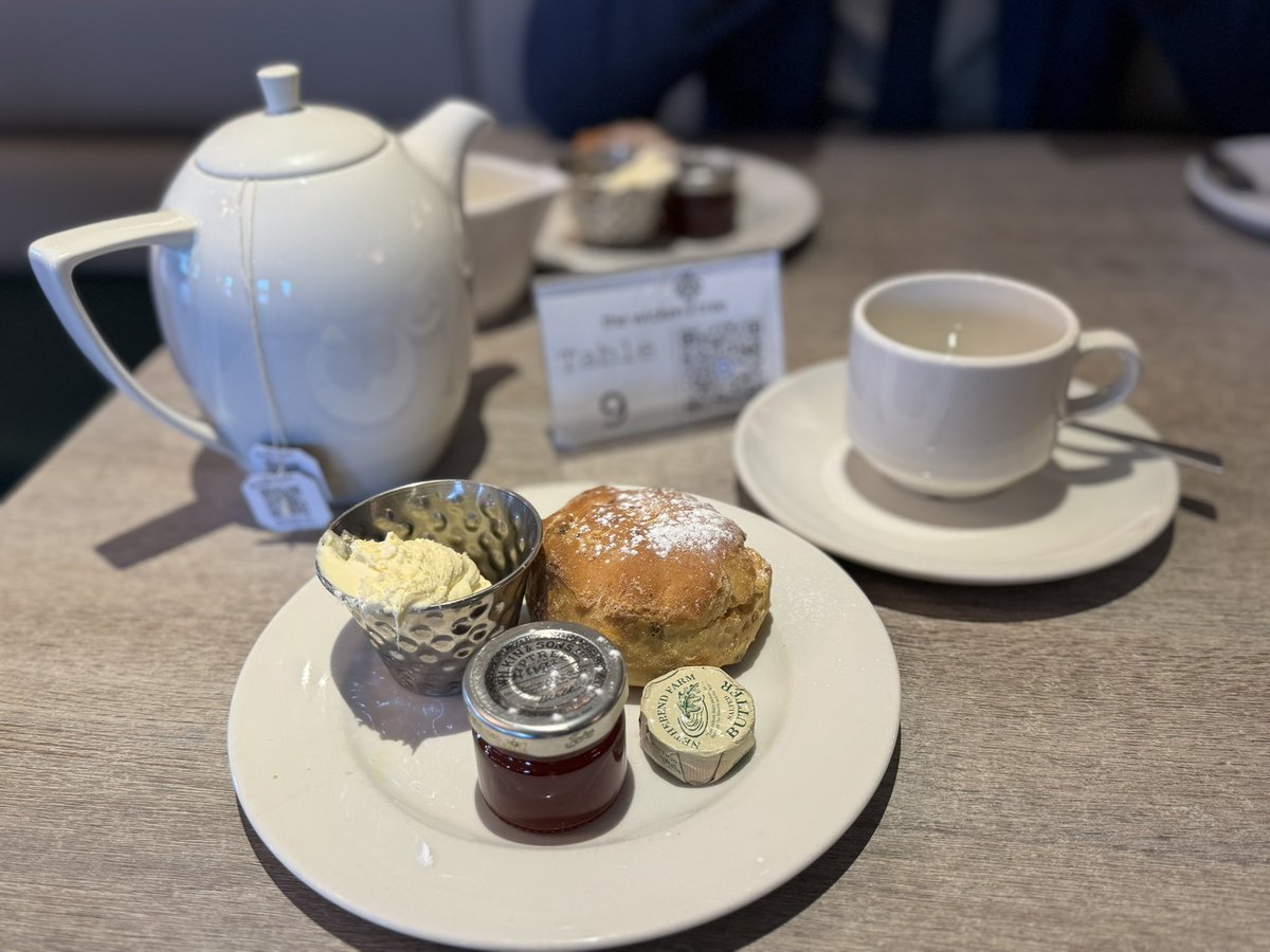 Tip for a Business Meeting in the afternoon 😉@HousingUnits amazing #WickentreeRestaurant perfectly warmed Freshly made scone with Fresh Cream & jam paired with #TwinningsTea the meeting always becomes more positive ✅#LoveOldham #OldhamHour #OldhamPresident always table 9👊