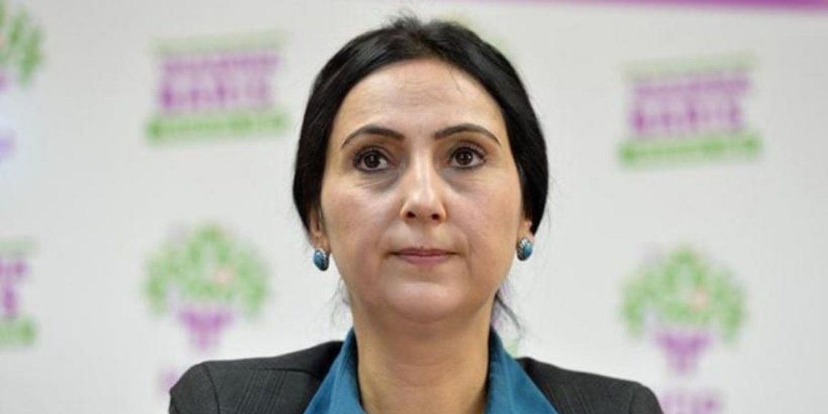 Kobane Davası'ndan 30 yıl 3 ay hapis cezası alan HDP eski Eş Genel Başkanı Figen Yüksekdağ'dan ilk açıklama: 'Karar, Türkiye halklarının birlikte yaşama olanaklarına ortak vatan ve demokratik cumhuriyet idealine yönelik bir saldırıdır.' kisadalga.net/haber/detay/ko…