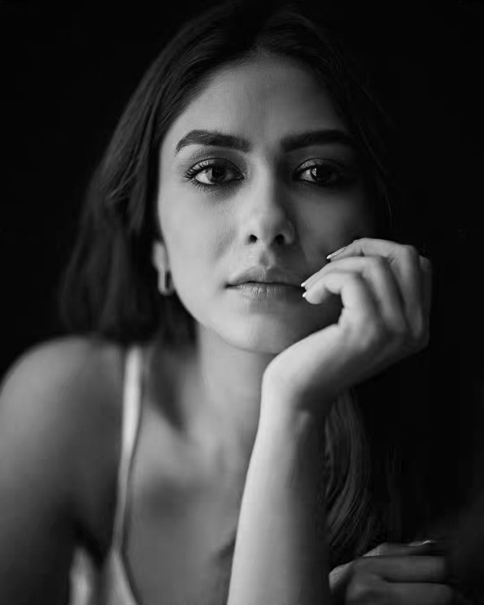 Radiant alluring elegance @mrunal0801 in chromatic grace 🖤💫

#MrunalThakur #SillyMonksTollywood