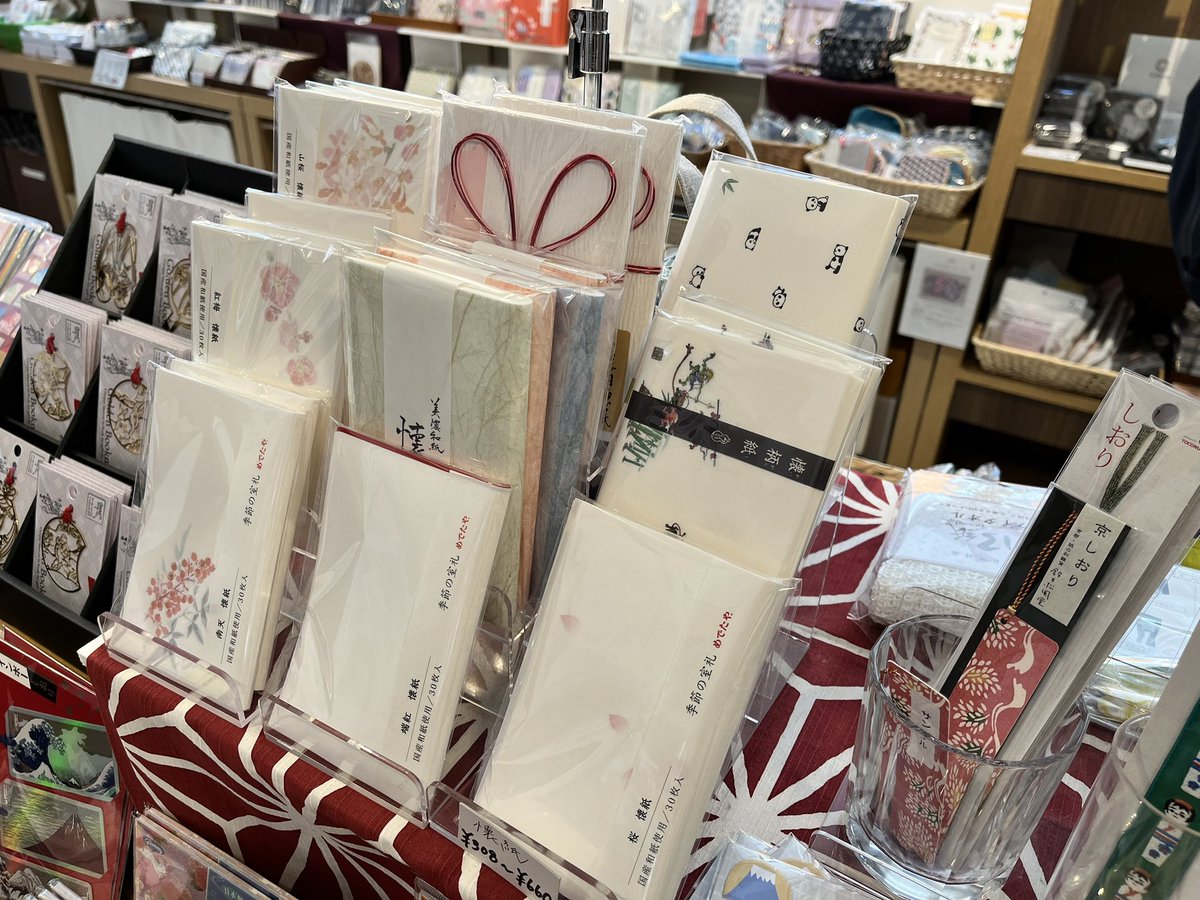 washiclub's tweet photo. 今週末出張で東京に来ています和詩倶楽部員です🦅
人形町にお店を構えている株式会社ミヤギ MUCCOさん。
小丸うちわや花街楊枝、懐柄紙を置いていただいています☺️
お近くの方はぜひぜひ立ち寄ってみてくださいね😊
#人形町 #MUCCO #和詩倶楽部 #うちわ #懐紙 #楊枝 https://t.co/X3l4sDNen9