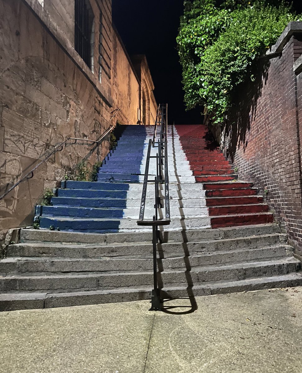 Rouen : L'escalier qui avait été peint aux couleurs de la Palestine à été repeint aux couleurs du drapeau Français