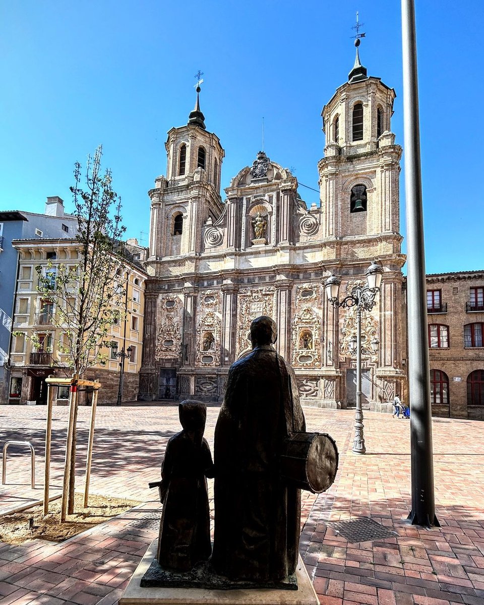La Plaza del Justicia, 😍 una de las más bonitas que descubrirás paseando por el casco histórico de #Zaragoza. Presidida por la Iglesia de Santa Isabel de Portugal ⛪, también encontrarás en uno de sus rincones el Monumento al Cofrade 🥁. 📸 IG javieroroz #ZGZtequiere