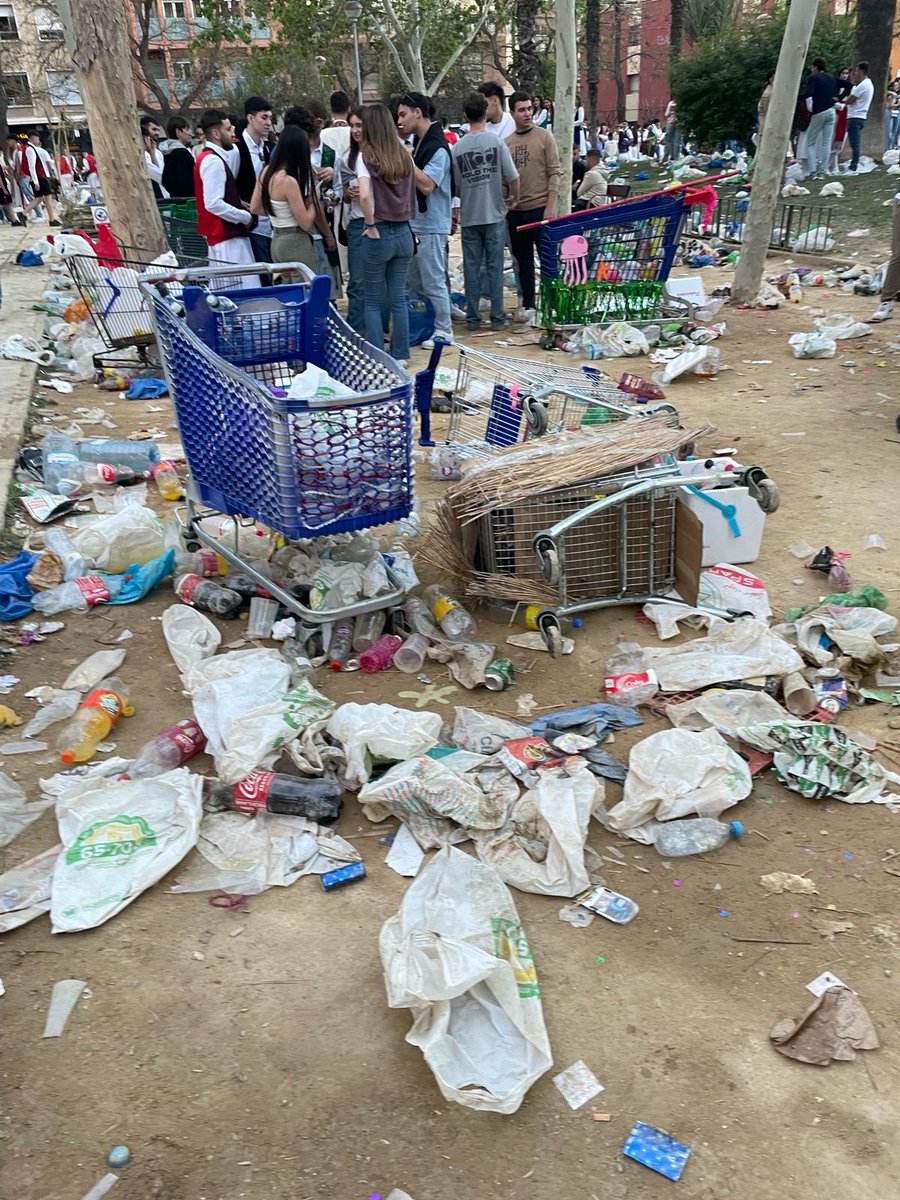 En el #diamundialdelreciclaje recordamos que la limpieza de los residuos abandonados en fiestas y eventos la pagan nuestras tasas. Y que si separaramos nuestros residuos en los contenedores de reciclaje, la gestión la pagarían los #SCRAP Miremos la pela y no tiremos residuos.