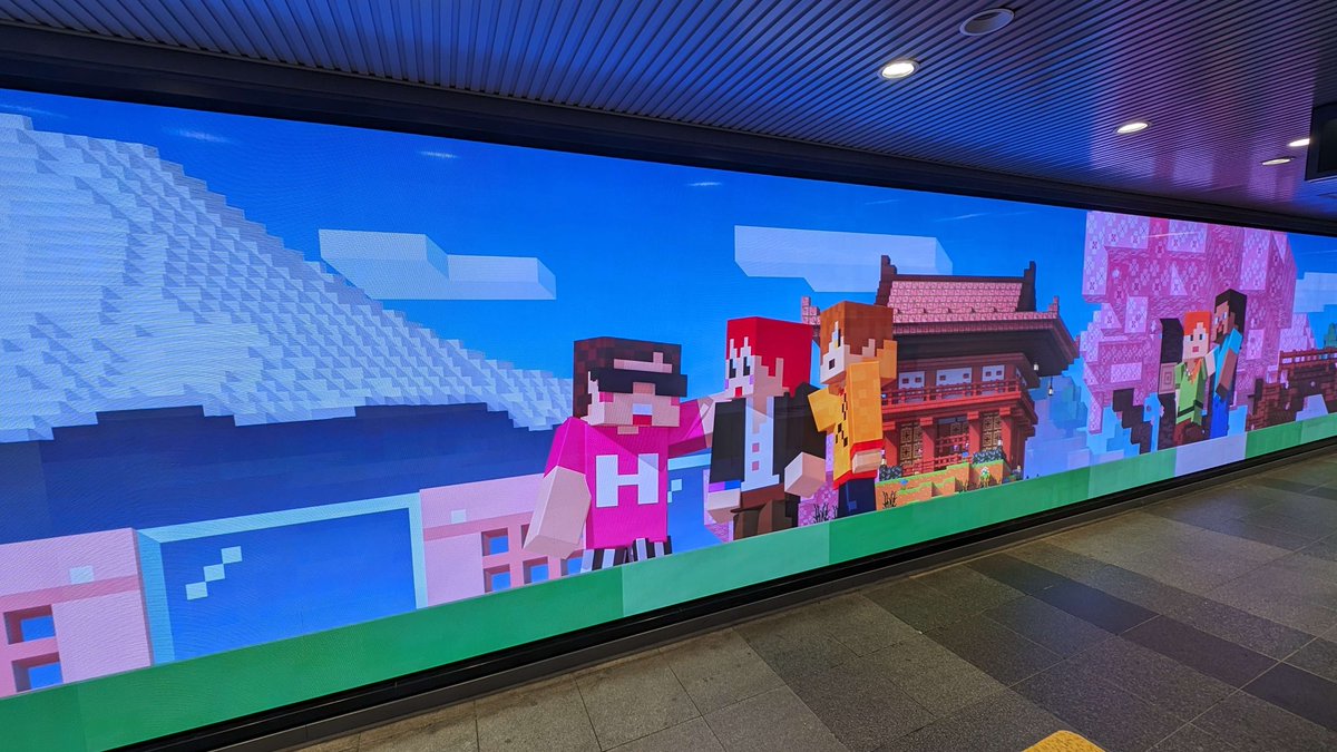 渋谷駅に、マイクラ15周年を記念したデジタルサイネージが掲載されています！ 赤髪のともやヒカキンさん、ぺいんとさんのマイクラスキンも登場するらしい！