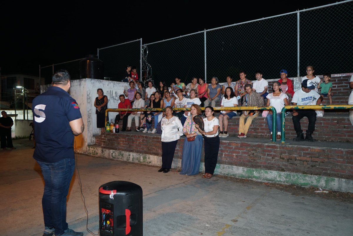 En reunión con los vecinos de Agua Santa Uno, platicamos sobre el futuro de Xalapa y de Veracruz. Nuestra ciudad enfrenta retos de inseguridad, falta de agua, movilidad, seguir con el mismo gobierno no va a solucionar esos problemas. Es momento de empezar a cambiar esta realidad