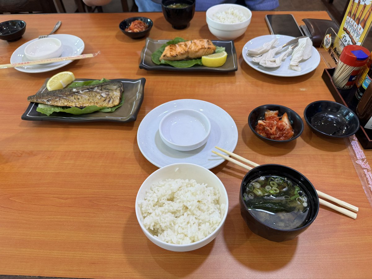 今日は右腕と遠征。お客さんに勧められて入った日本食屋。オーナーが🇰🇷だったので、週一寿司を諦め、無難な焼き魚定食に😅。まぁ、普通に美味しく頂きました🤗。