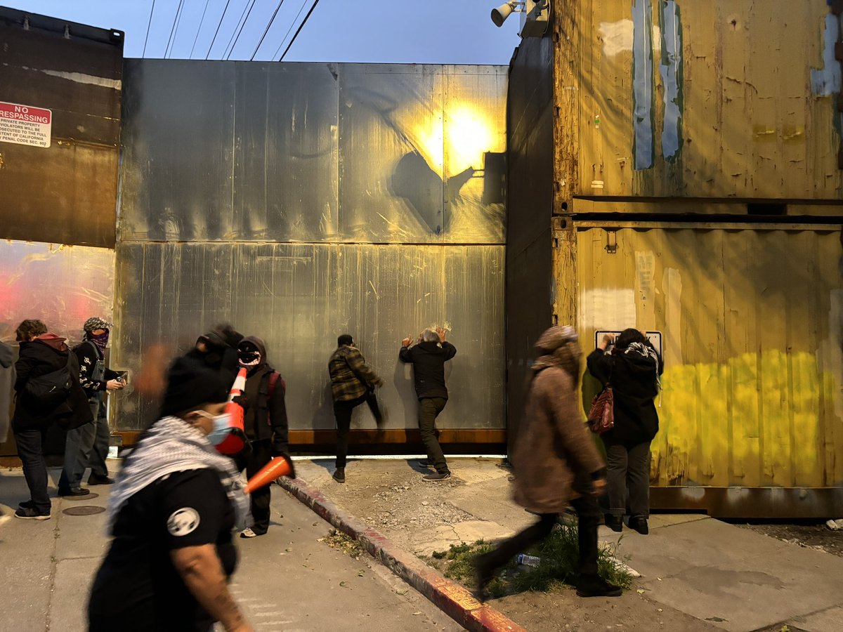 Reporting from outside Anna Head Alumnae Hall — protestors have formed a human wall against the police barricade, chanting “Long live the intifada!” Couple people have started banging on the metal barricades surrounding People’s Park. For @dailycal