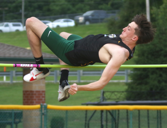 TheManiacHiker's tweet image. Floyd Central Boys Tck Sectional-Floyd Central dominates with 212 pts...New Albany second at 133 and Corydon Central third at 92.5...FC's Brock Conrad goes to the top of the board in the state in the discus with a throw of 188 feet, 1 1/2 inches.