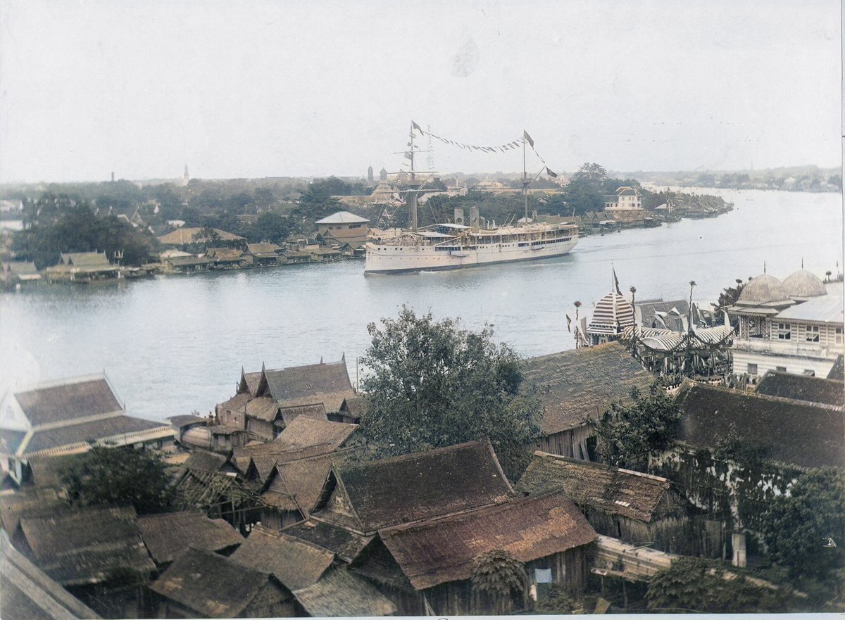 Bangkok 1892 during reign of Rama V, the large steamboat and beautiful ban ruen houses along the Chao Praya river แม่น้ำr' เรือกลไฟขนาดใหญ่ในแม่น้ำ ความสวยงามของบ้านเรือน ปล. พ.ศ. 2435
