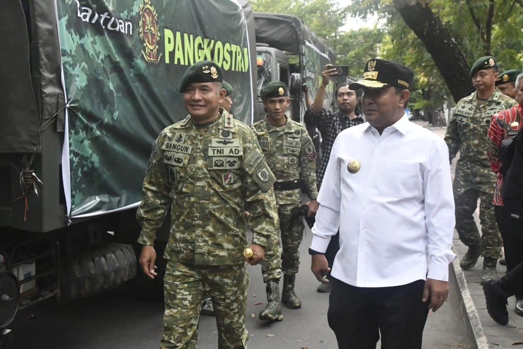 Pangdivif 3 Kostrad Lepas Bantuan Kemanusiaan untuk Korban Bencana di Luwu tinyurl.com/3fzfbt7u @Puspen_TNI @tni_ad @divif_1_kostrad @divif2kostrad @divif3kostrad #tni #tniad #Kostrad #Cakra #kostradpeduli #kostradberbagi #TNIADMengabdiDanMembangunBersamaRakyat #penkostrad