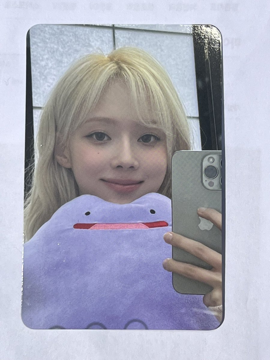 mjkmwntr's tweet photo. Minjeong’s photo card today 

“take me >_<🤍” https://t.co/Edv3P1y1Ey
