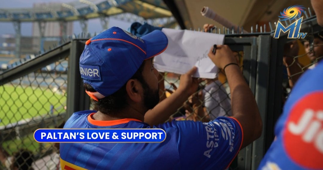 Rohit Sharma giving autograph to young cricket fans in Wankhede 👌 - Nice gesture by Hitman....!!!!