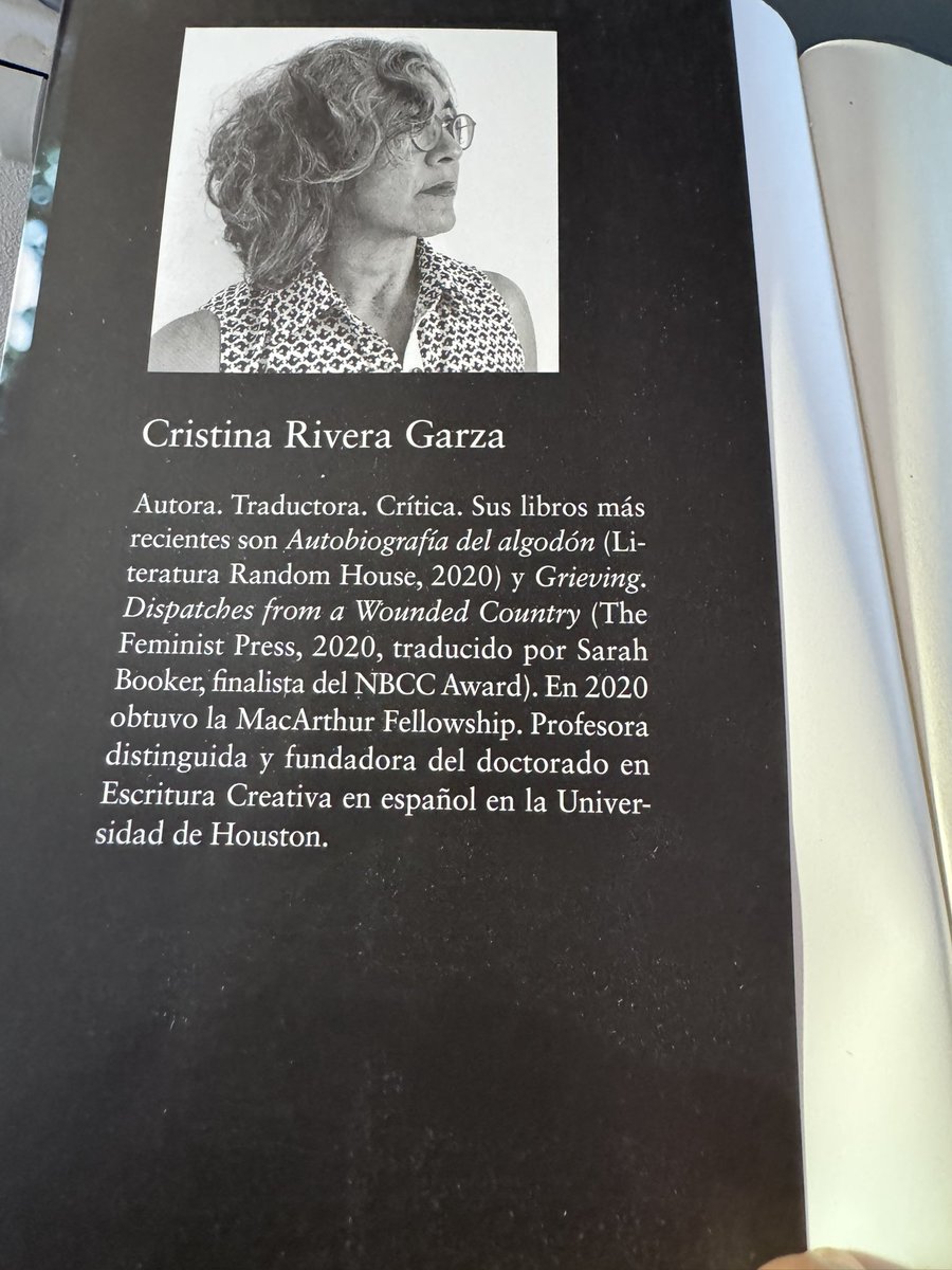 felipemgomez8's tweet photo. Es una historia dura y tristemente real. Con valentía y mucha capacidad narrativa @criveragarza hace un homenaje a su hermana asesinada y analiza muchos temas sobre los cuales vale la pena reflexionar: feminicidios, machismo, libertad, comunicación familiar. @caridadaraujo https://t.co/x0GxSizPoO