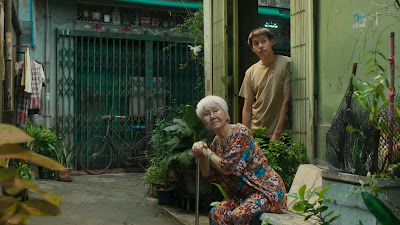 Sudah jelas How to Make Millions Before Grandma Dies akan bertengger di jajaran film terbaik tahun ini. Satu hidangan yg begitu lembut, hangat sekaligus emosional tanpa pernah terasa dramatis. Menontonnya bagai dipeluk, dibelai sekaligus dibisiki "aku sayang kamu" oleh orang