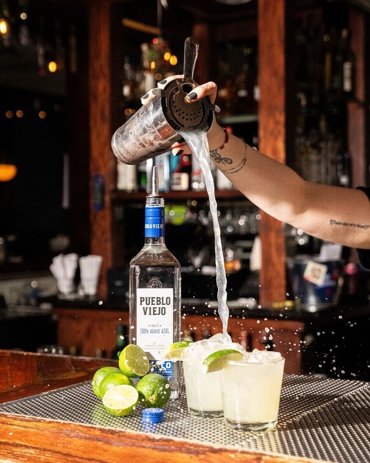 Nothing like making a splash on a Thursday night with some crafted tequila cocktails 🍹
.
📍 940 Roosevelt Rd, Glen Ellyn, IL
📞 (630) 942-0940
💻 Ellyns.com
.
.
.
#drinklocal #tequila #tequilathursdays #tequilagram #splashzone