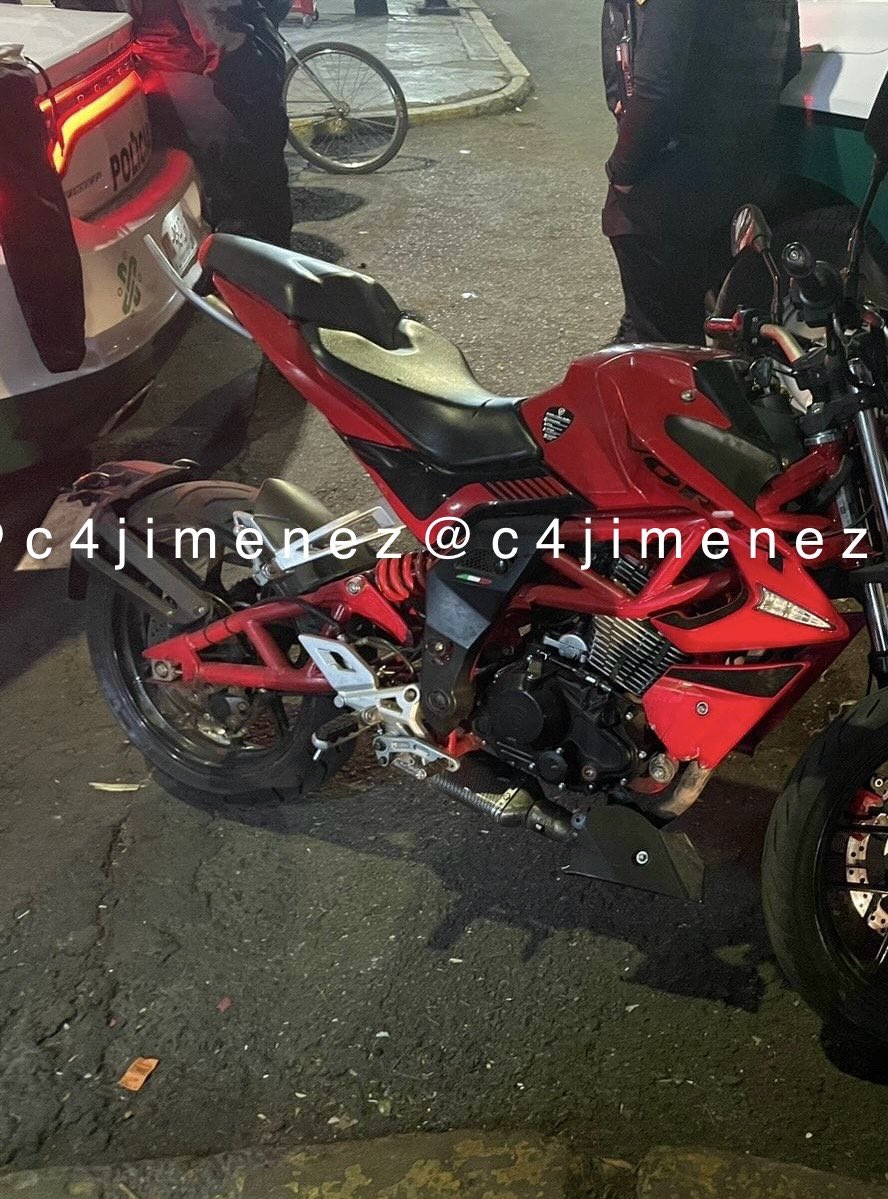 RATA de MOTOS: DICE Q TIENE 13 AÑOS Tadeo Villeda Andaba buscando motos estacionadas. Con este artefacto las dañaba para poder robárselas. Operaba en la peligrosa @Alc_Iztapalapa Agentes de @SSC_CDMX zona Oriente lo detuvieron con esta moto q robó. Así acabó en @FiscaliaCDMX