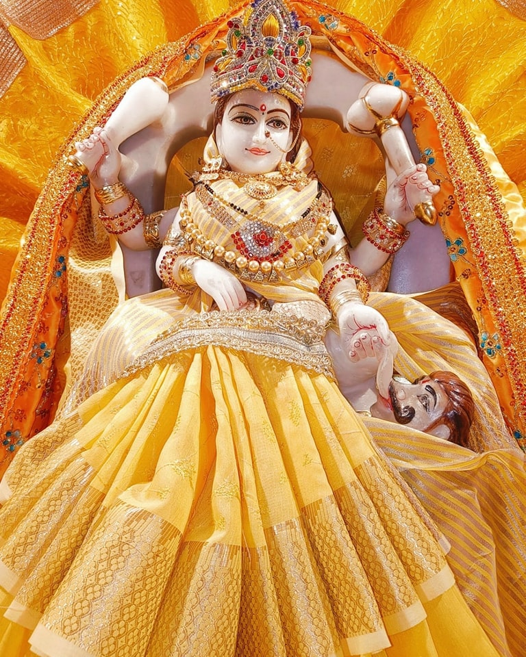 माँ बगलामुखी की पूजा में पीले आसन, पीले वस्त्र, पीले फल और पीले भोग का प्रयोग करना चाहिए। माँ के मंत्र जाप के लिए हल्दी की माला का प्रयोग करना चाहिए।