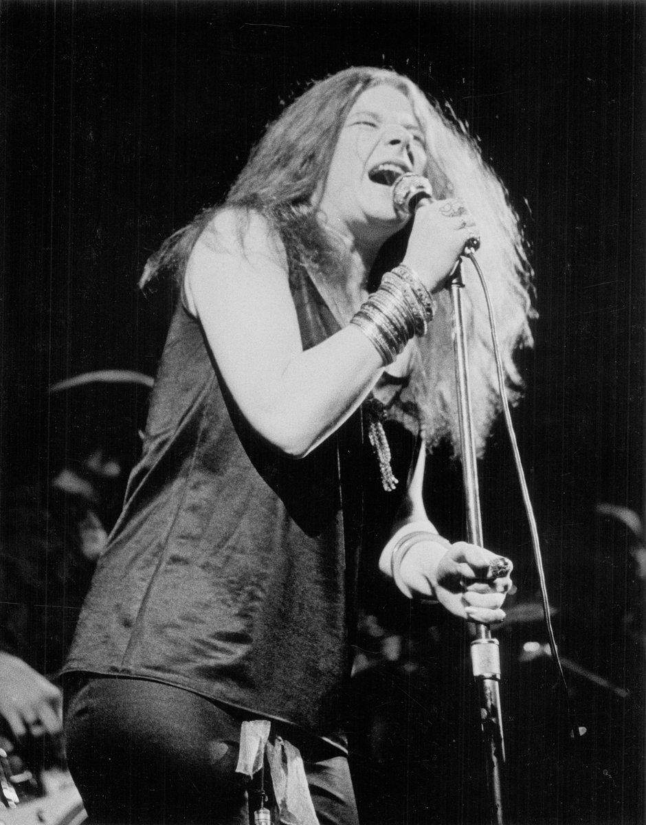 🎶 Oh Lord, won’t you buy me a Mercedes Benz? 🎶 Janis’ hit “Mercedes Benz” was inspired by a late-night drive with Bobby Womack in his brand new car where she started humming the lyrics. She went to the studio to finish the track in one take. 📸 Getty