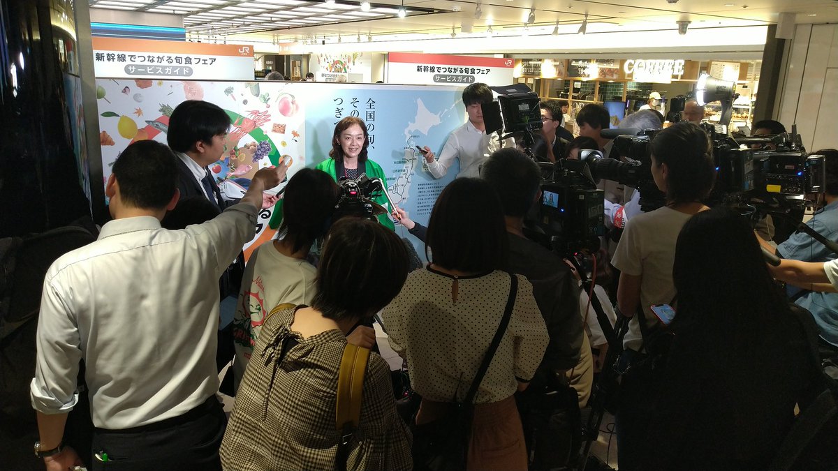 2024.5.17 東京駅スクエアゼロを見に行って来ました。報道がすごかったです(笑)。列車で商品が到着後、決められた販売開始時間から販売開始となっています。