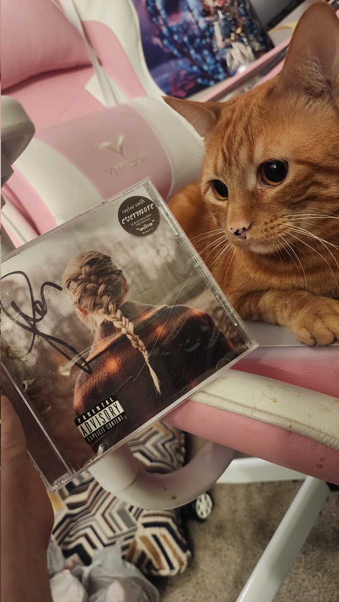DearBeader's tweet image. Giveaway!
-a sealed, signed evermore cd i bought from taylors site at drop
To enter:
-comment your current fav taylor song
-rt this post
-closes June 4th
-PLEASE NOTE, the case is cracked! don&apos;t enter if that&apos;s an issue
-please plan to pay for shipping, but we can talk about it