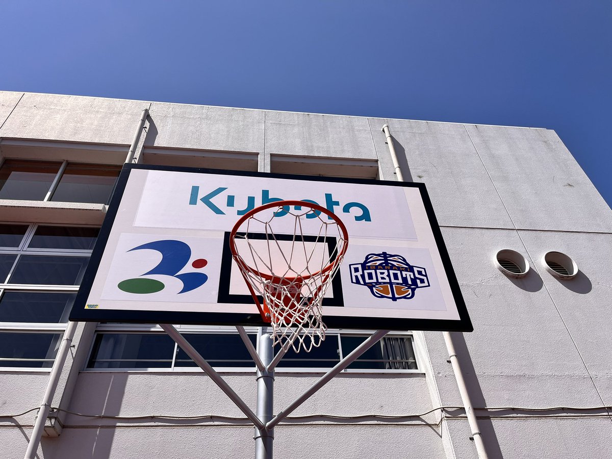 ponkots2125's tweet image. ロボッツ(+クボタ)から寄贈されたバスケットゴール🏀
利用は無料🙆‍♂️
受付窓口に「使いまーす🙋‍♂️」って伝えて名前等記載すればOK🙆‍♂️
木が丁度いい具合に木陰になって休めます🌲
駐車場は砂利駐ですが広いので停めやすいです🚗
#つくばみらい市
#つくばみらい市総合運動公園
#茨城ロボッツ
#3X3
#ダンク禁止