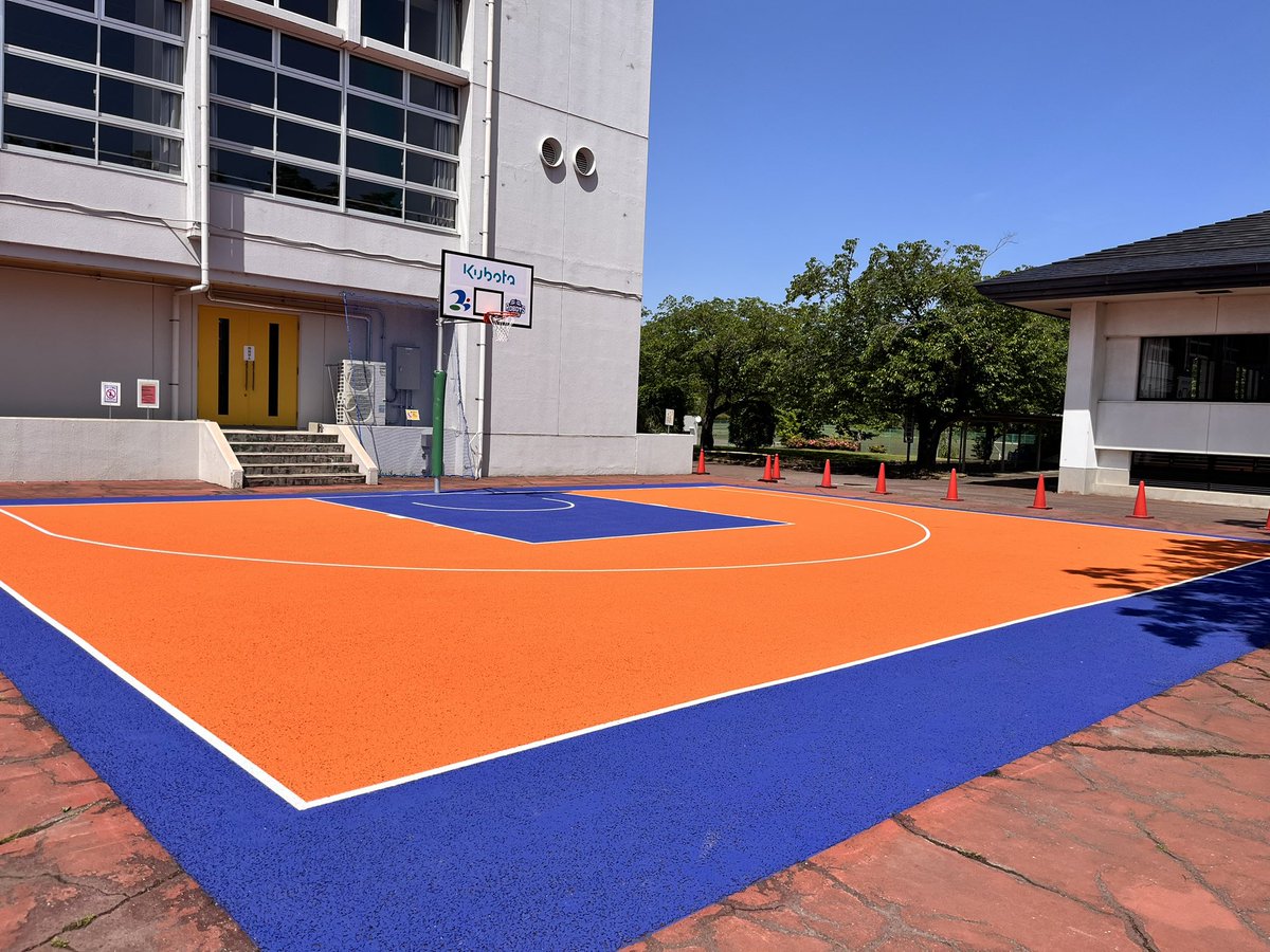 ponkots2125's tweet image. ロボッツ(+クボタ)から寄贈されたバスケットゴール🏀
利用は無料🙆‍♂️
受付窓口に「使いまーす🙋‍♂️」って伝えて名前等記載すればOK🙆‍♂️
木が丁度いい具合に木陰になって休めます🌲
駐車場は砂利駐ですが広いので停めやすいです🚗
#つくばみらい市
#つくばみらい市総合運動公園
#茨城ロボッツ
#3X3
#ダンク禁止