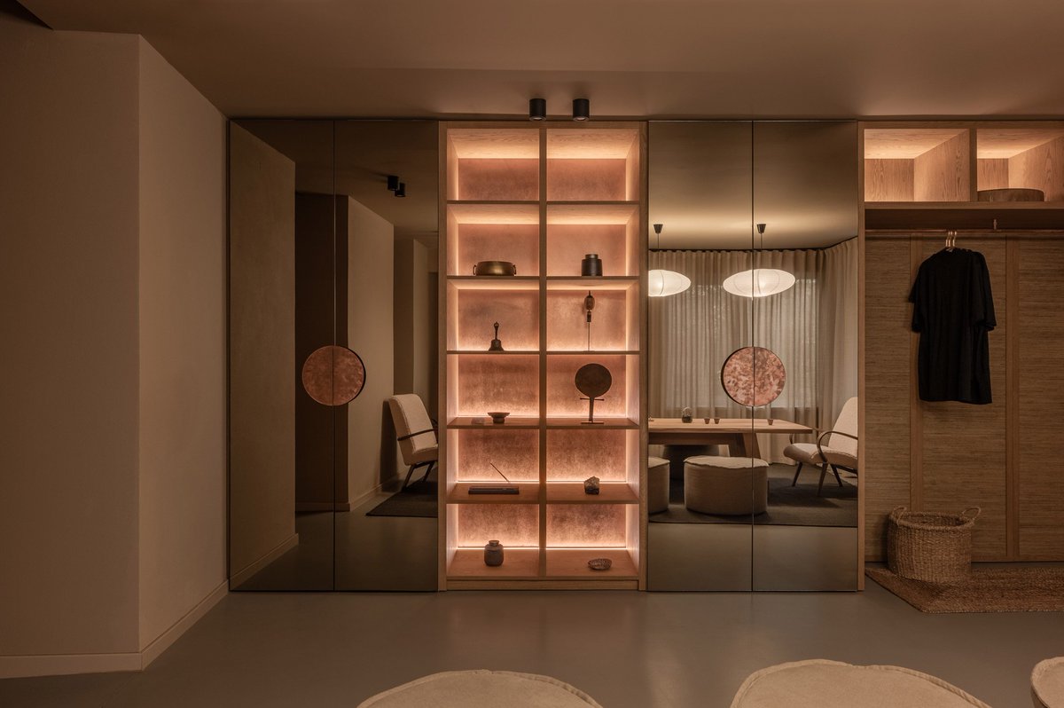 dezeen's tweet image. Space is a holistic wellness centre in Kyiv where textures rather than colours create a soothing atmosphere:
dezeen.com/2024/01/14/olg…