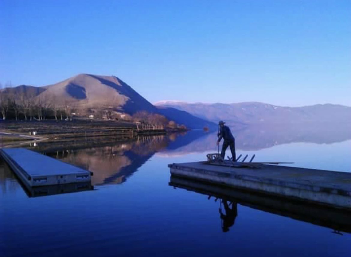 Κάπου στη λίμνη Βεγορίτιδα Η καλλιτέχνης δημιούργησε το ομοίωμα για της θυμίζει τον αγαπημένο της ψαρά που έφυγε για το παντοτινό ταξίδι 💔 youtu.be/fJJhQmWNWwc?fe…