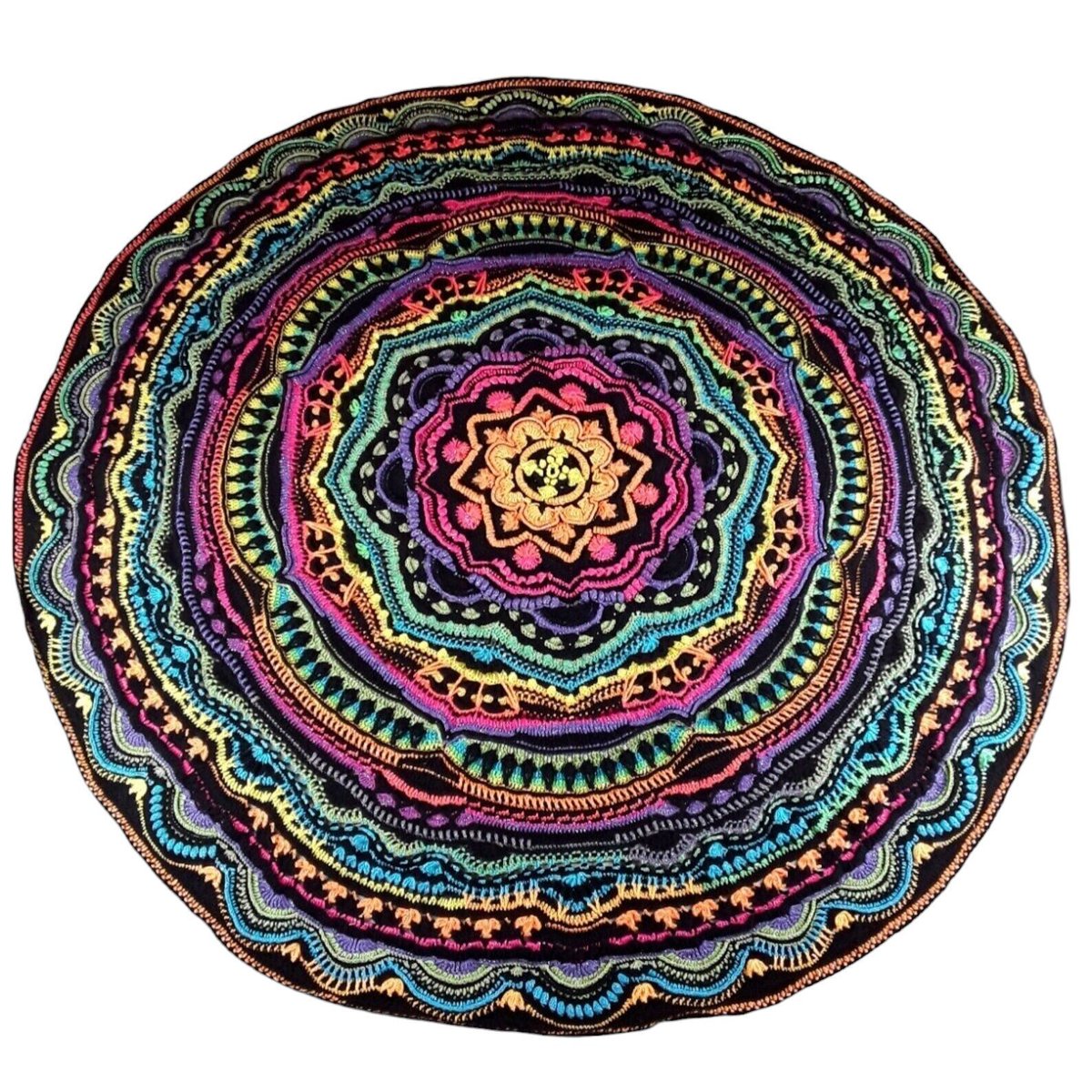 #MHHSBD 𝗖𝗼𝗹𝗼𝘂𝗿𝗳𝘂𝗹 𝗖𝗿𝗼𝗰𝗵𝗲𝘁𝗲𝗱 𝗧𝗵𝗿𝗼𝘄 Stunning Large Circular Crochet Mandala Throw for double beds. Made with black and multicolored yarn, offering mesmerizing textures. Ideal for beds or sofas, measuring nearly 6ft across. knittingtopia.etsy.com/listing/168537…