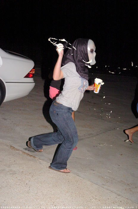 gagasyuyi's tweet photo. britney spears and friends disguised in alien masks to throw milkshakes at the paparazzi (2004) https://t.co/DWvhoPtosw