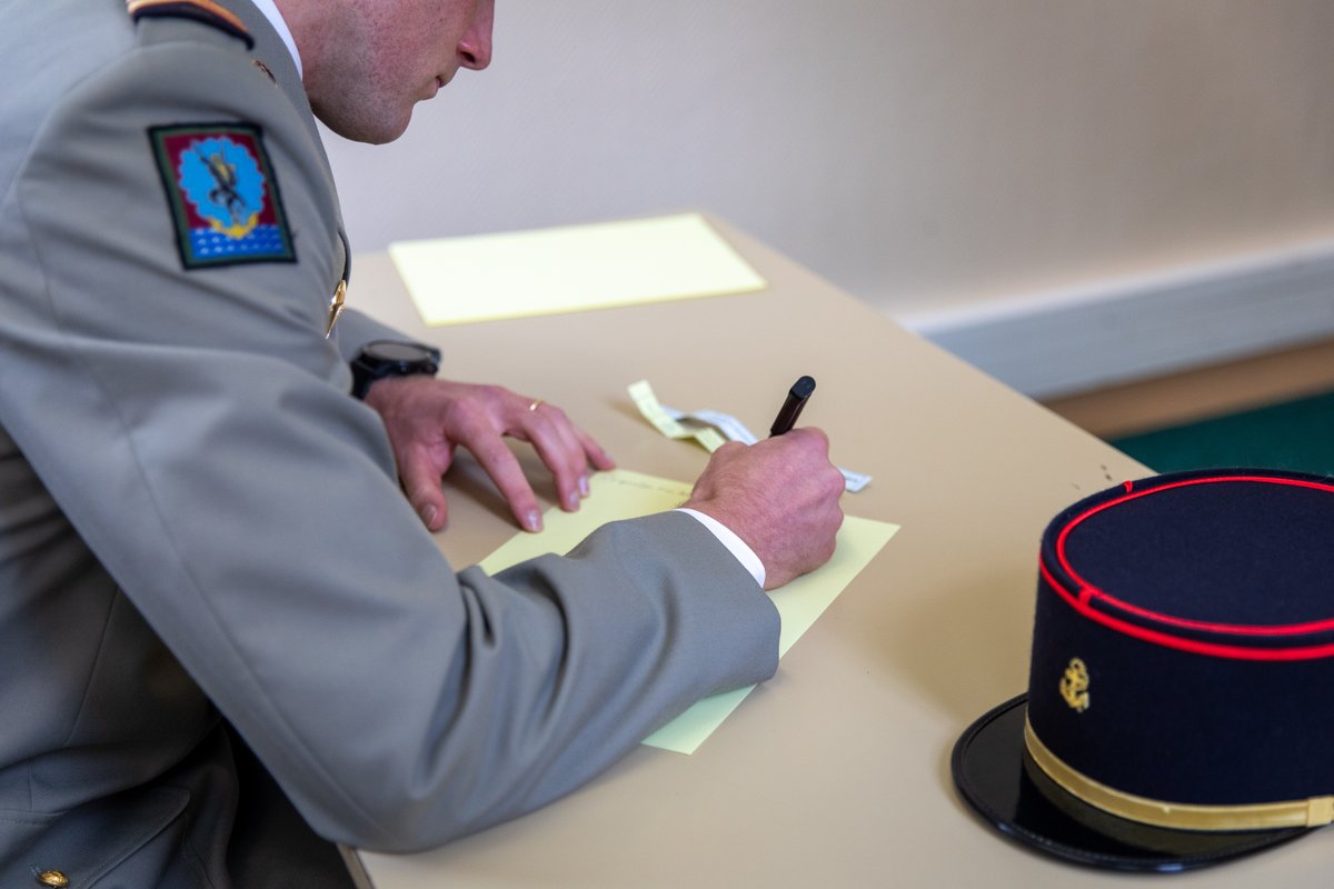 Pensée particulière pour tous les candidats sous-officiers et militaires du rang qui passent actuellement le concours d’admission à l’EMIA. 'Le travail pour loi, l'honneur comme guide'.