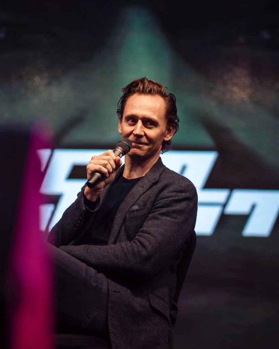 maryensenada's tweet photo. #New 
Nuevas fotos de Tom en la Comfest Con en Kuwait. 
(22 y 23 de febrero 2024) 

📸maxine.files 

#TomHiddleston #ComfestCon #Kuwait #Loki #LokiSeason2 #Hiddlesfan #HiddlesArgentina🇦🇷 https://t.co/5buM7KKYgM