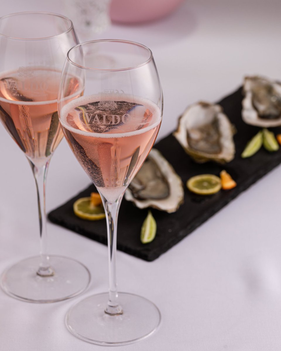 Indulge in the delightful @Valdo_SAfrica Rosé Brut Paradise, an exquisite Prosecco that's perfect for all those who cherish life's joys. Its fruity aroma and floral notes make every meal an enchanting experience. Experience the finer things in life with the exceptional Valdo