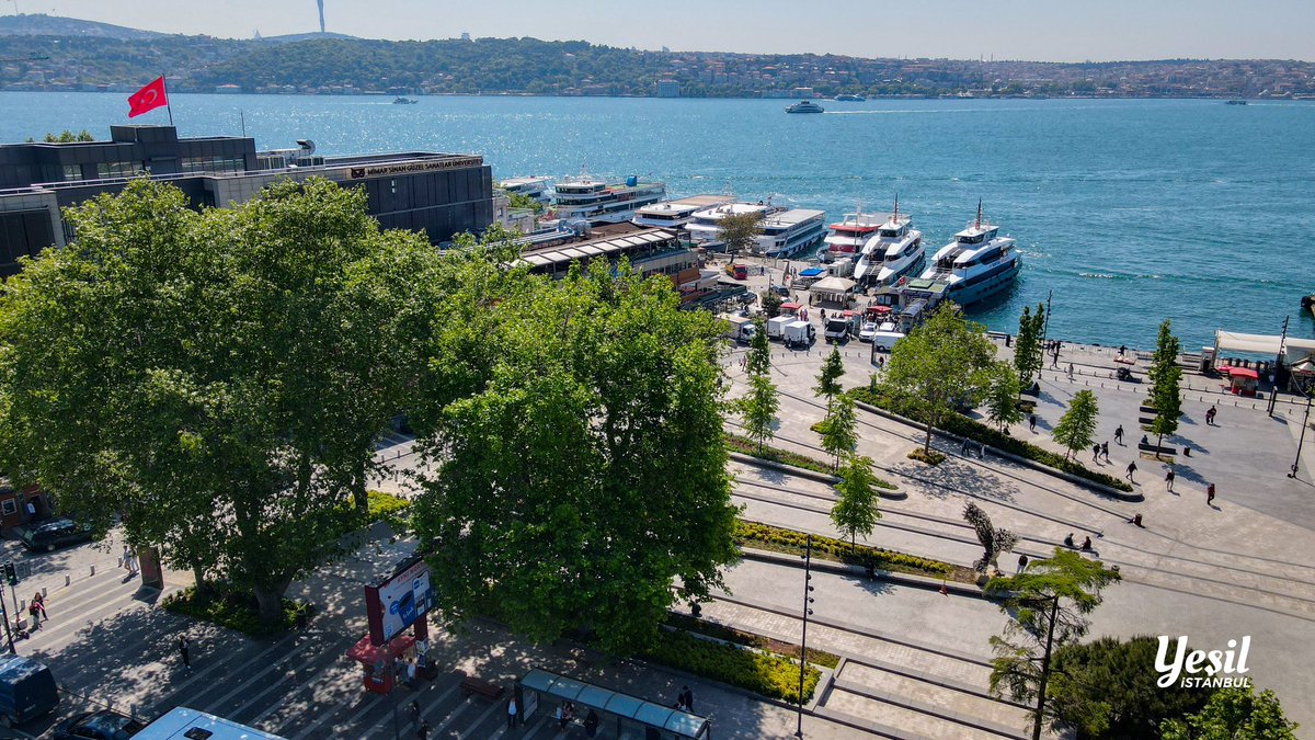 Beşiktaş Barbaros Meydanı, baharın gelişiyle birlikte daha canlı daha yeşil. 🌿 Yenilenmiş yaya dostu alanlarımızda sosyalleşebilir ve deniz ile bağı güçlendirilen meydanımızda muhteşem manzaranın keyfini çıkarabilirsiniz. 🌅 @istanbulbld #yesilistanbul