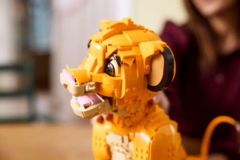 JVCom's tweet photo. LEGO dévoile un set Simba, le jeune Roi Lion ! 🦁
- 1 445 pièces
- 29 cm de haut
- 129,99 €
- dispo le 1er juin
🎵 C’est moi Simba, c’est moi le roi. 🎵 https://t.co/pCM8vn4p1H